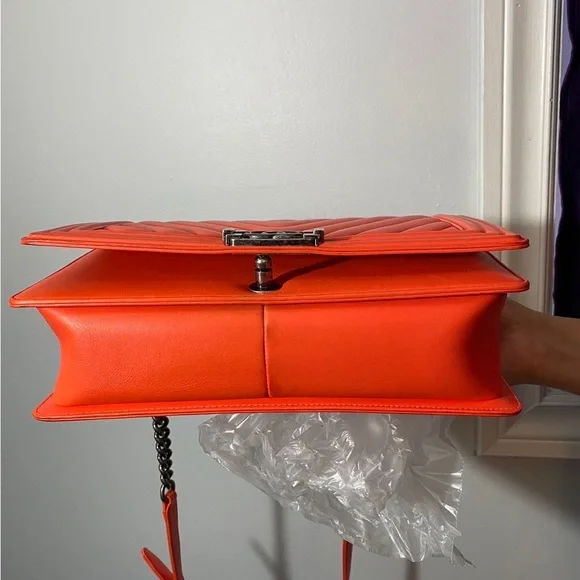 CHANEL New Medium Chevron Boy - Picture 9 of 12